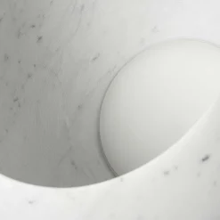 Lampada da Terra Urano 50 in Marmo Bianco di Carrara di Elisa Ossino