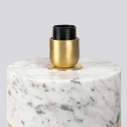 Lampada Pillar in marmo di Carrara e onice con paralume in cotone