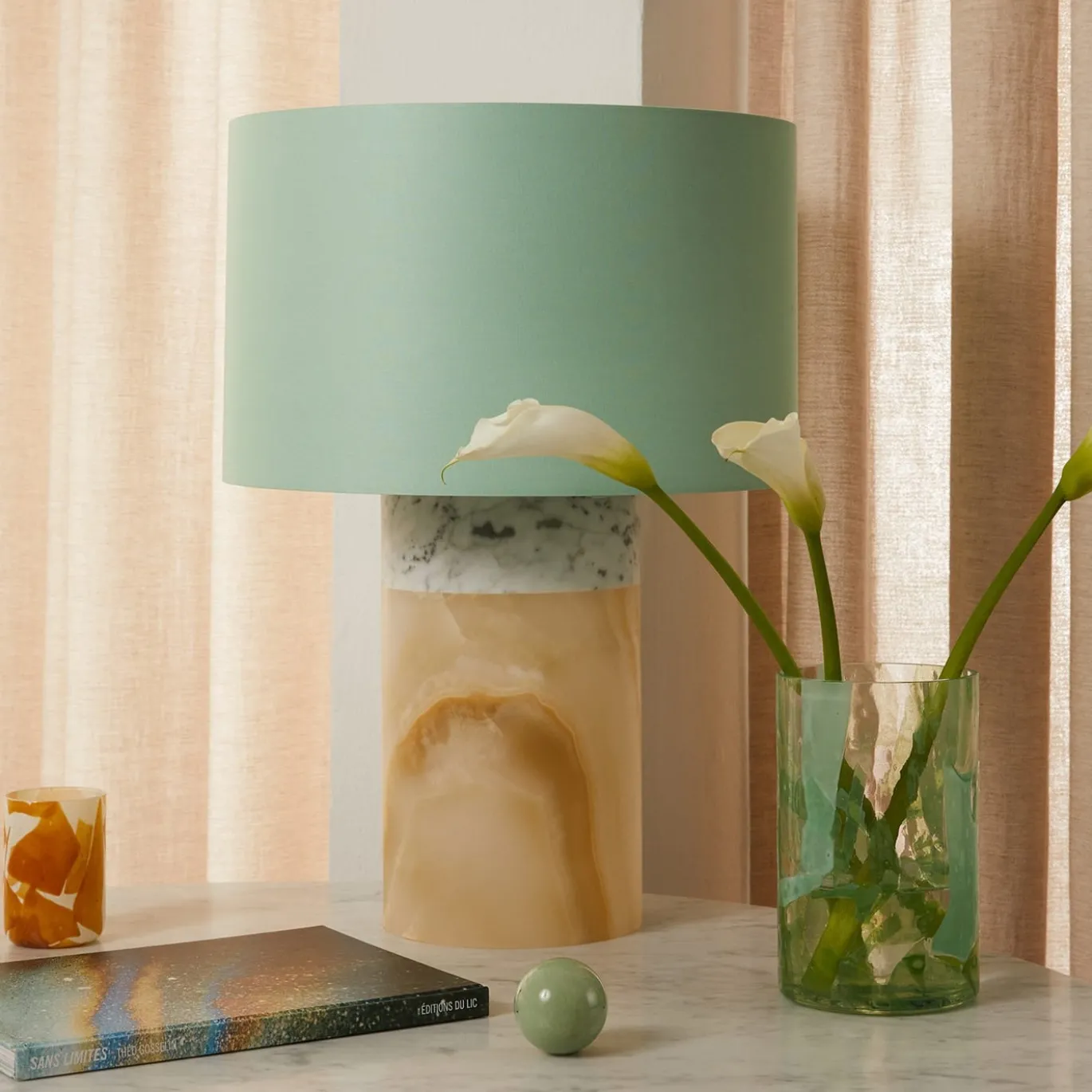 Lampada Pillar in marmo di Carrara e onice con paralume in cotone