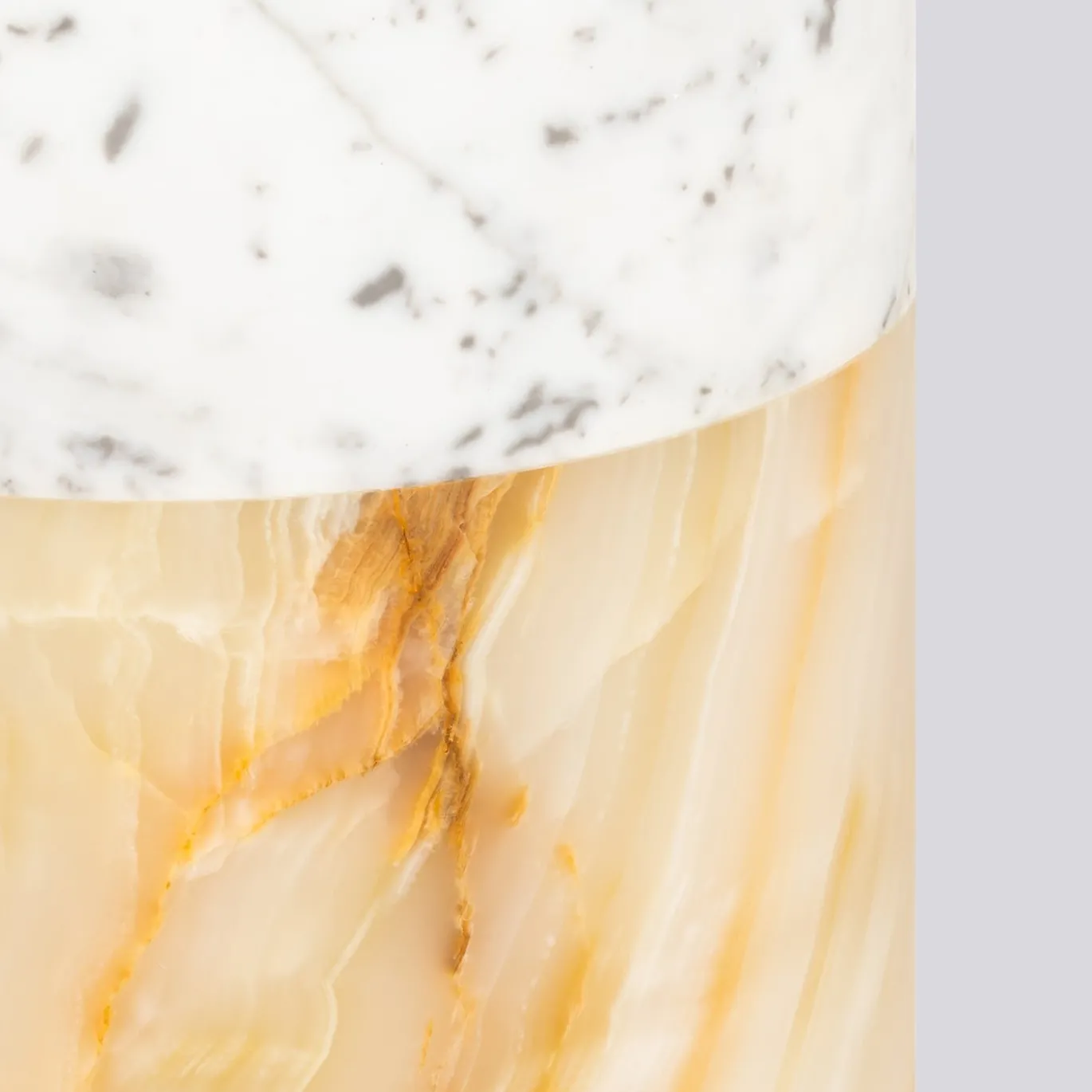 Lampada Pillar in marmo di Carrara e onice con paralume in cotone