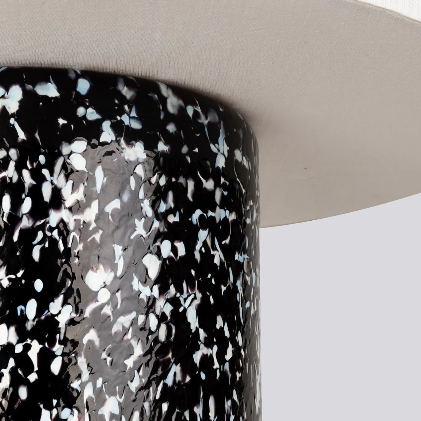 Lampada Pillar in vetro di Murano bianco e nero con paralume in lino