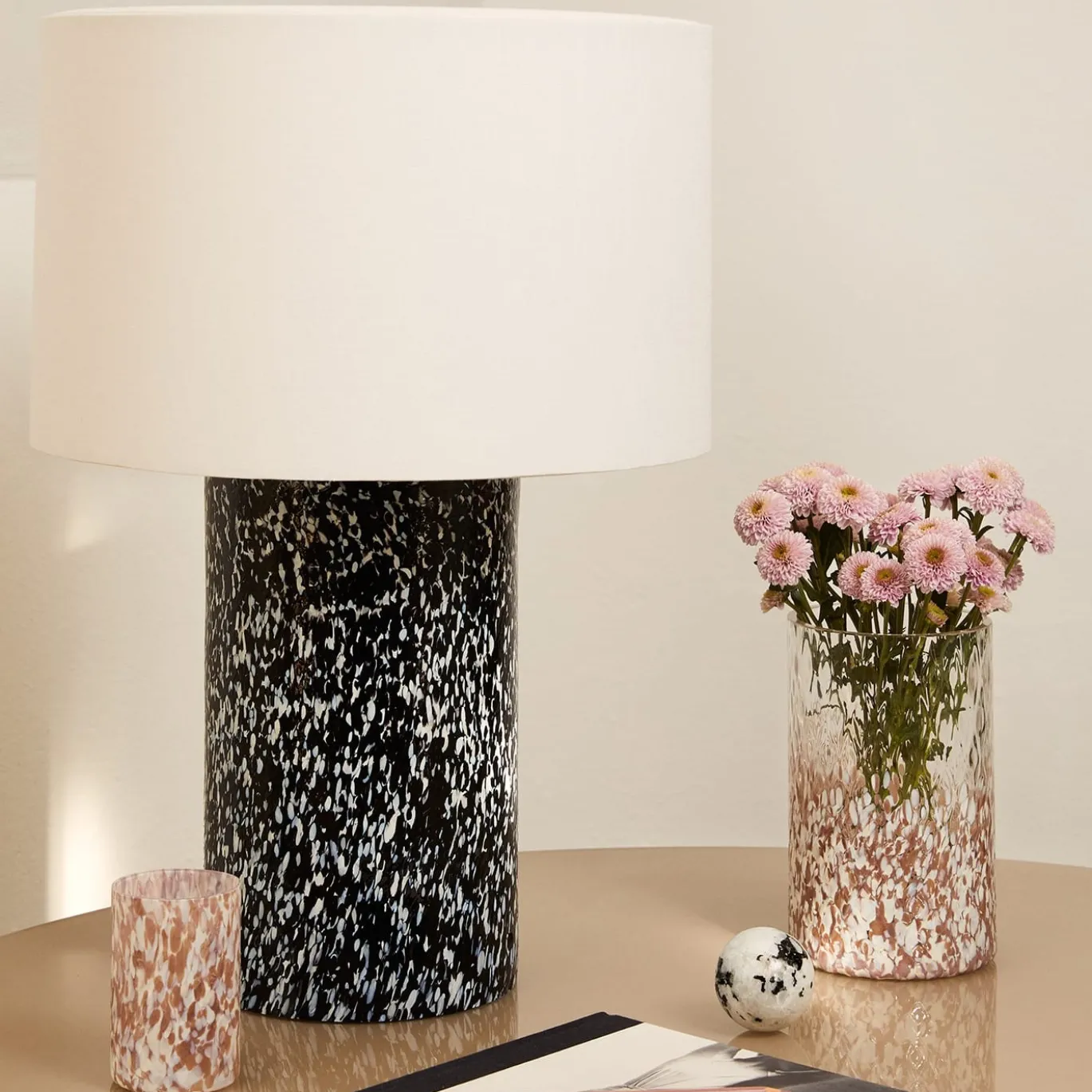Lampada Pillar in vetro di Murano bianco e nero con paralume in lino