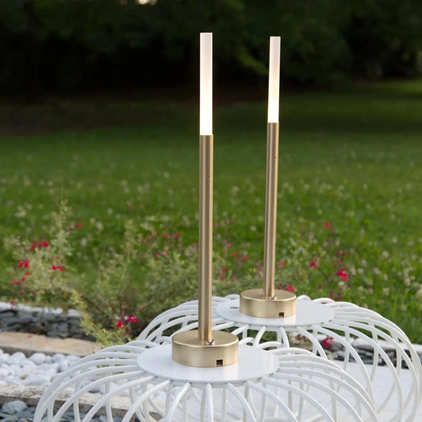 Lampada portatile Eklé in oro spazzolato
