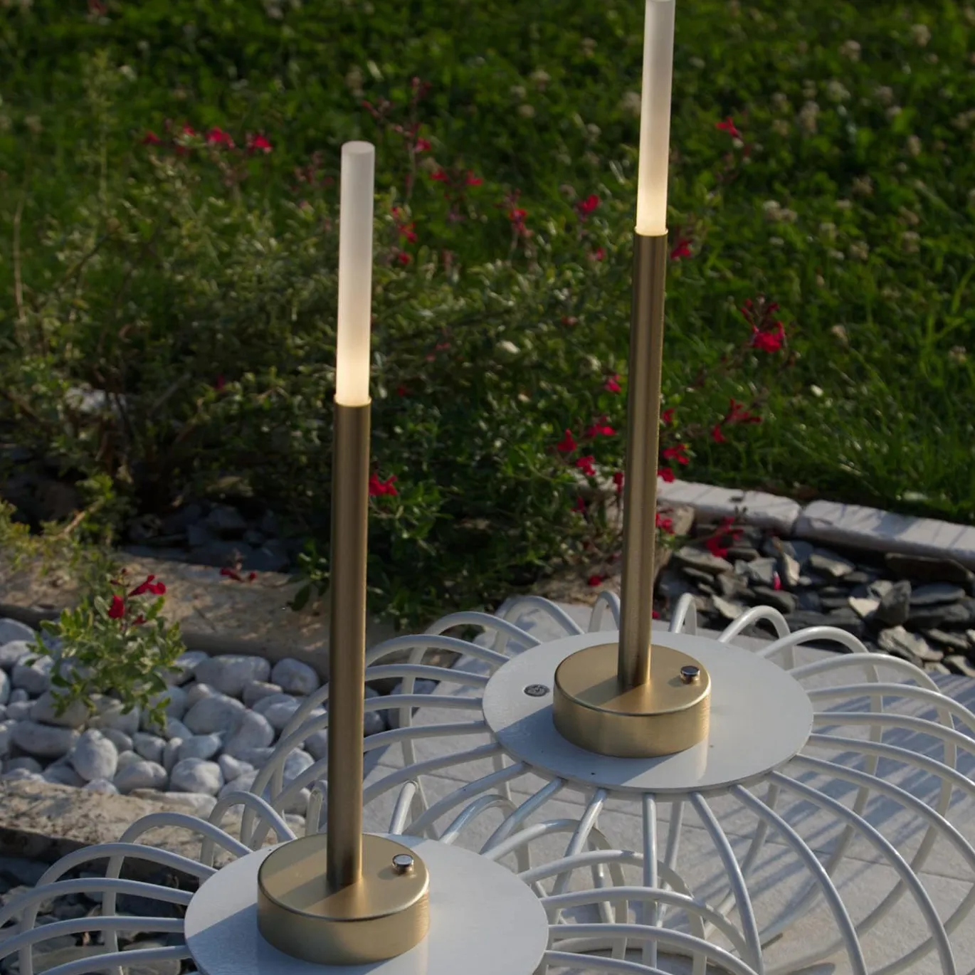 Lampada portatile Eklé in oro spazzolato