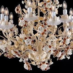 Lampadario a 12 luci in metallo avorio e rose in porcellana di Capodimonte