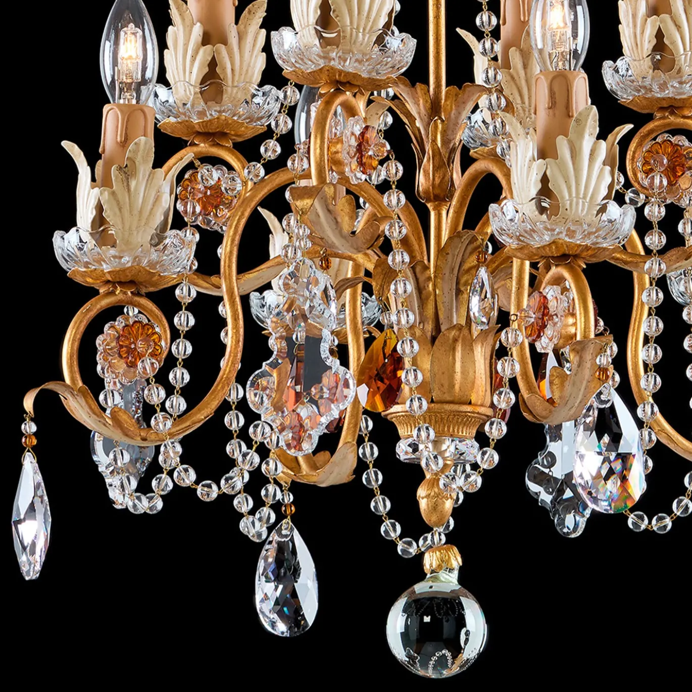 Lampadario a 8 luci in metallo con foglia d'oro e cristallo