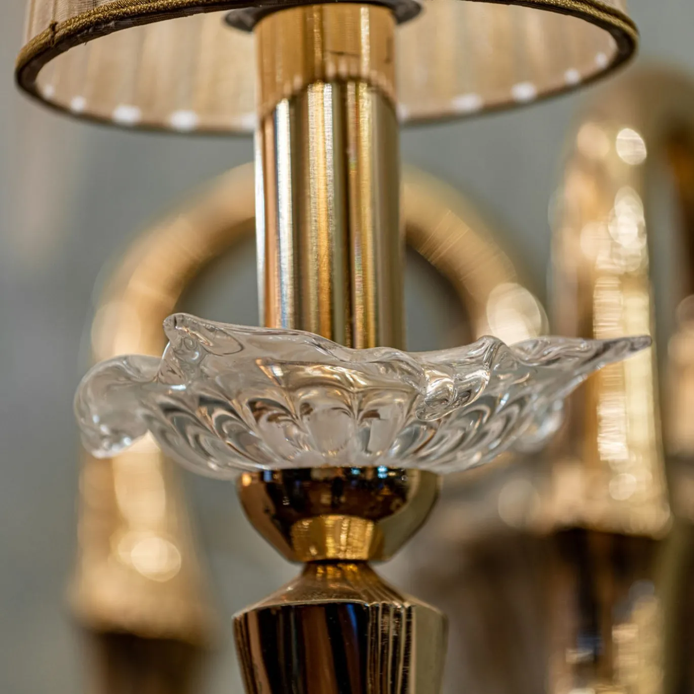 Lampadario a 6 luci in oro e cristallo con paralumi in organza