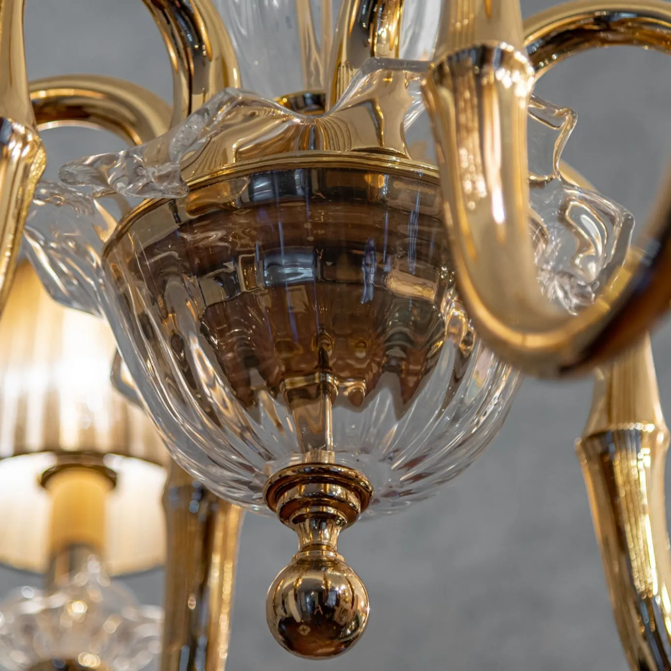 Lampadario a 6 luci in oro e cristallo con paralumi in organza