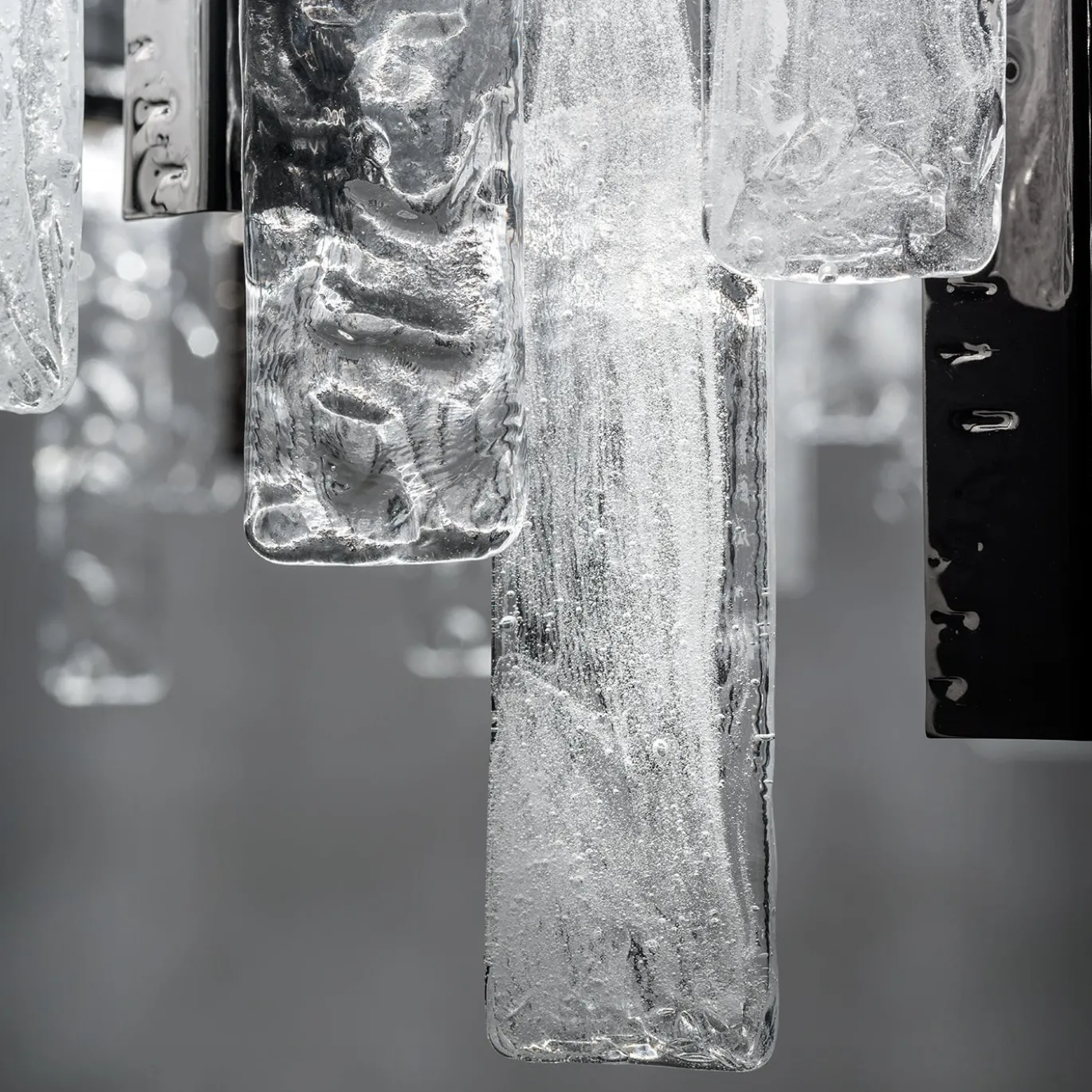 Lampadario Artic con struttura metallica e vetro Pulegoso e Martellato
