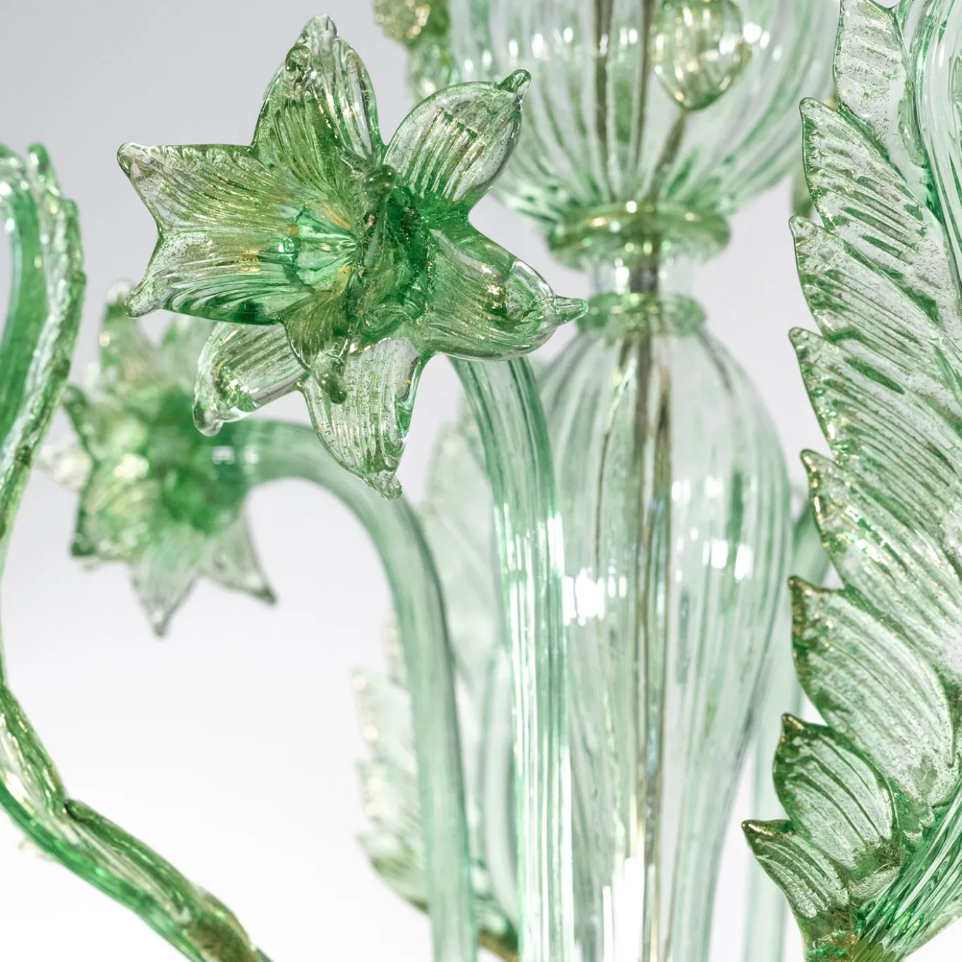 Lampadario Avior in vetro verde con dettagli dorati