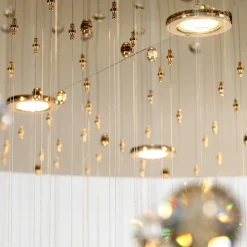 Lampadario Con Sfere Di Cristallo Trasparente E Topazio