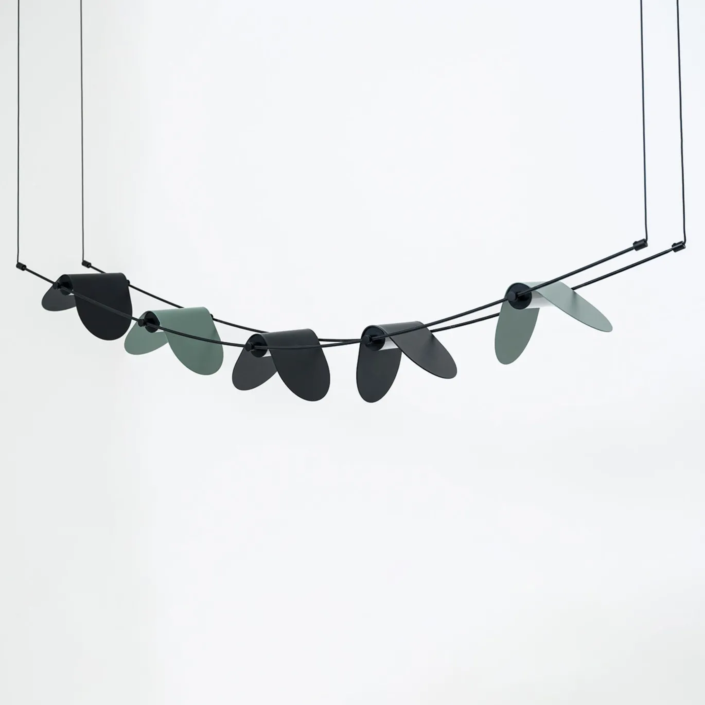 Lampadario Curvo Ali di Luce Nero e Verde