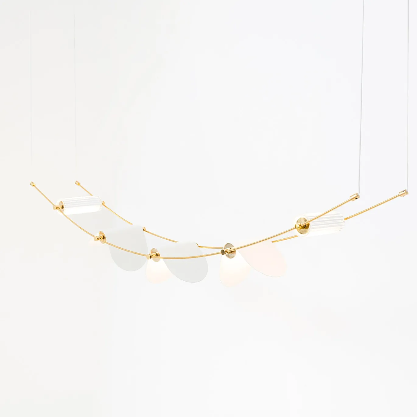 Lampadario Curvo Ali di Luce Oro e Bianco
