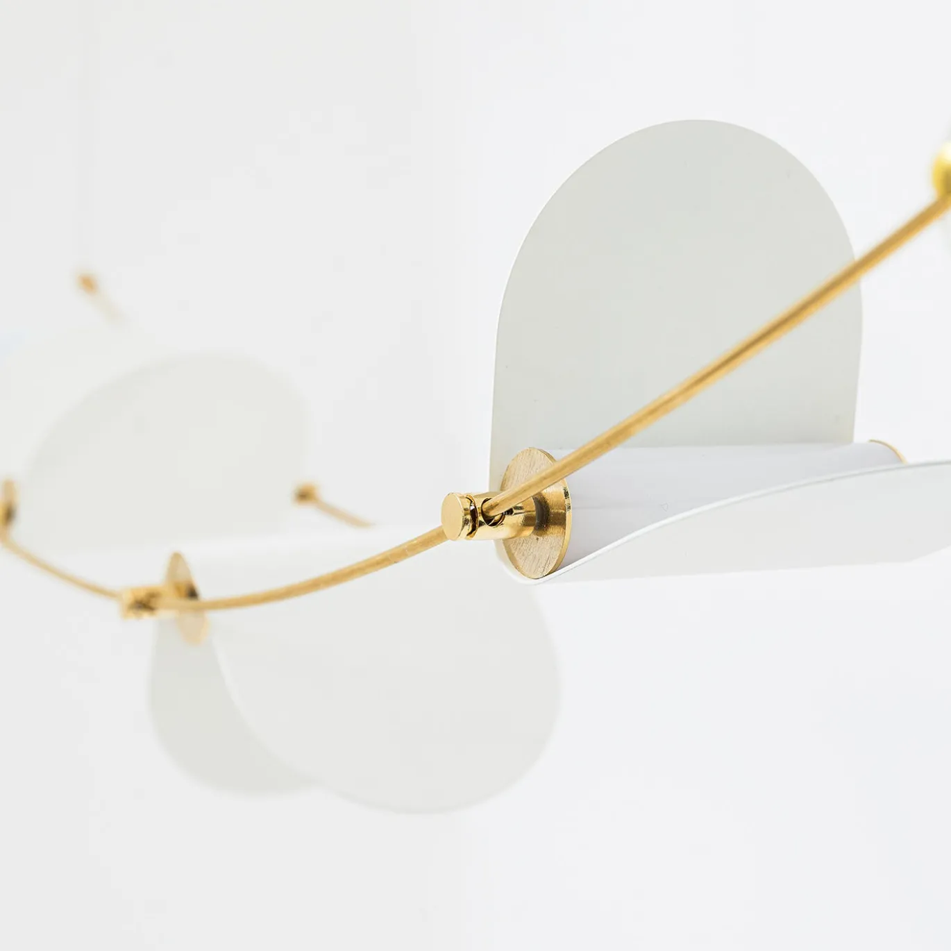 Lampadario Curvo Ali di Luce Oro e Bianco