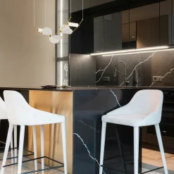 Lampadario Curvo Ali di Luce Oro e Bianco
