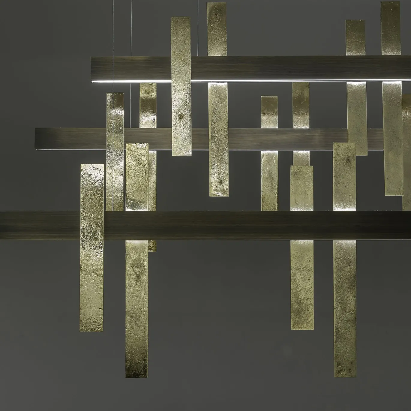 Lampadario Forest Light in ottone finitura oro e bronzo fuso