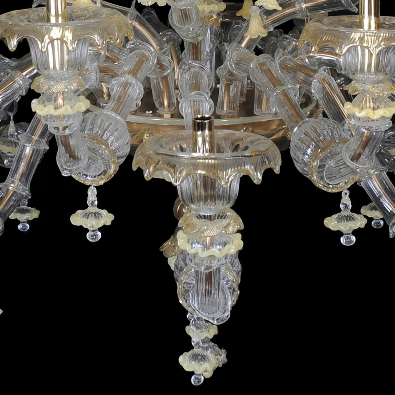 Lampadario giallo in stile Rezzonico