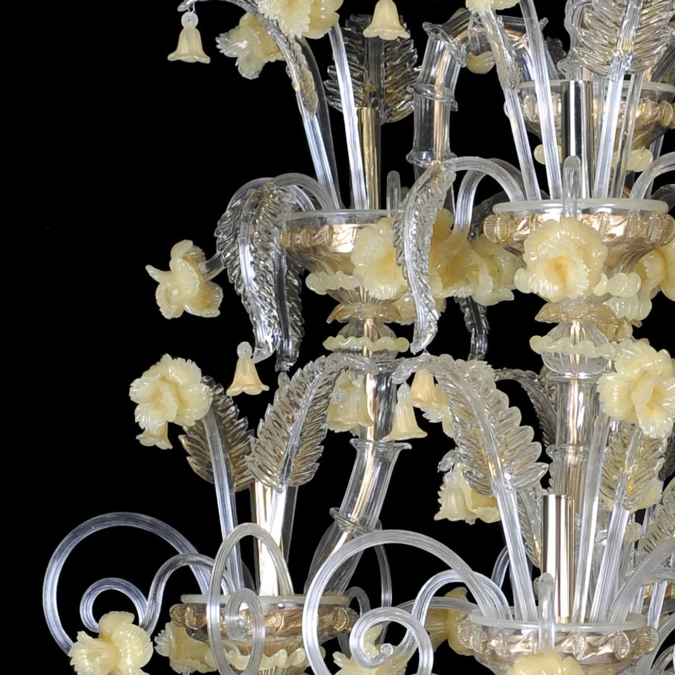 Lampadario giallo in stile Rezzonico