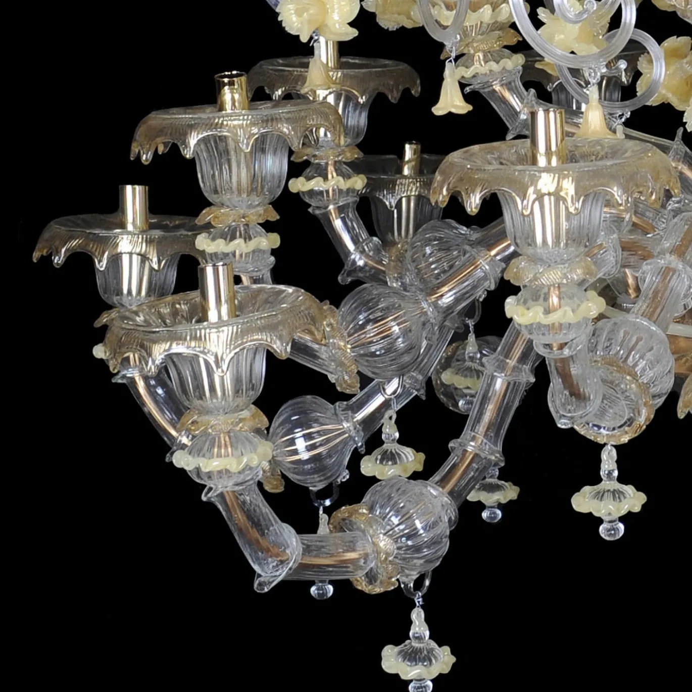 Lampadario giallo in stile Rezzonico