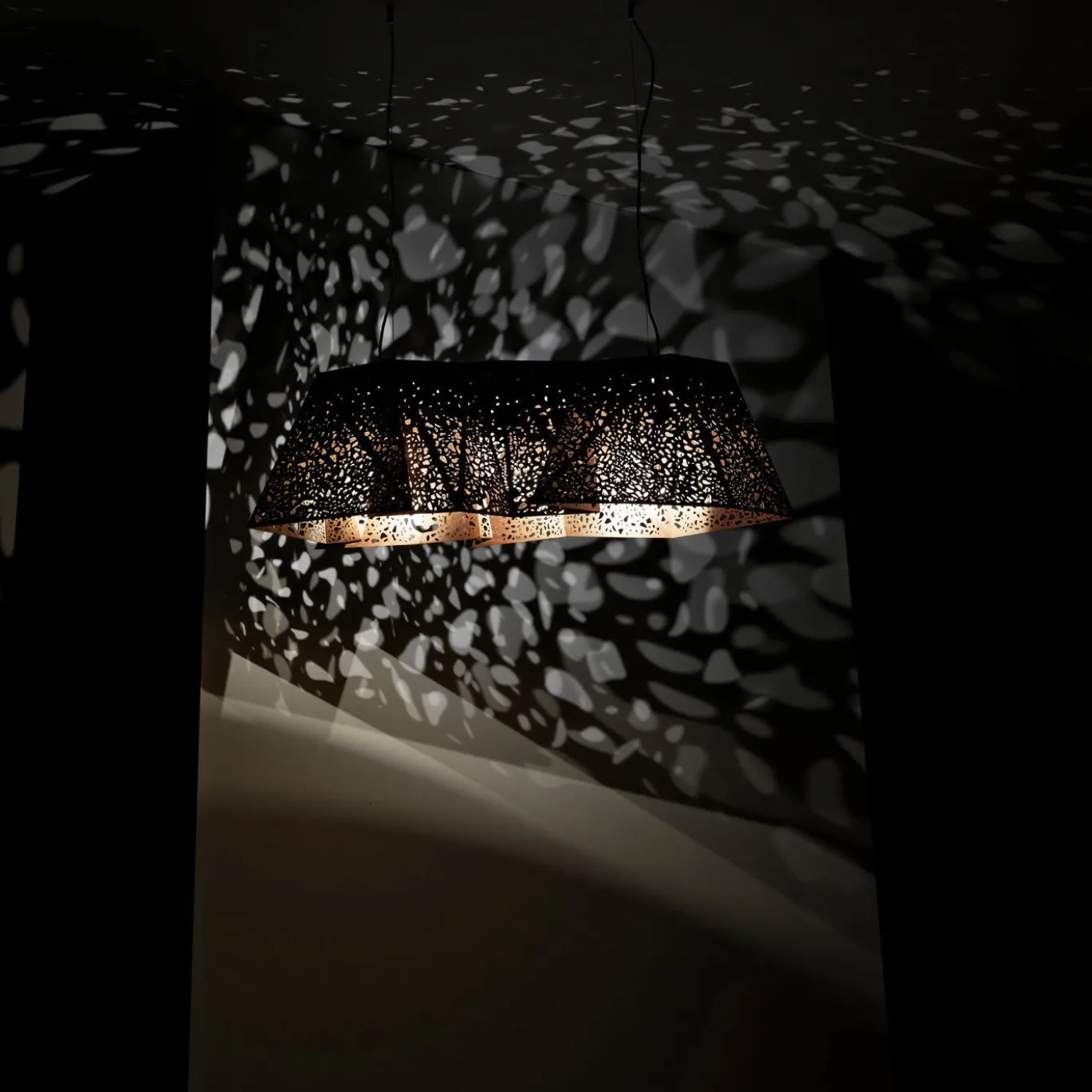 Lampadario in compensato di Steven Holl