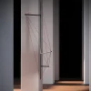 Lampadario in metallo con bande elastiche rosse