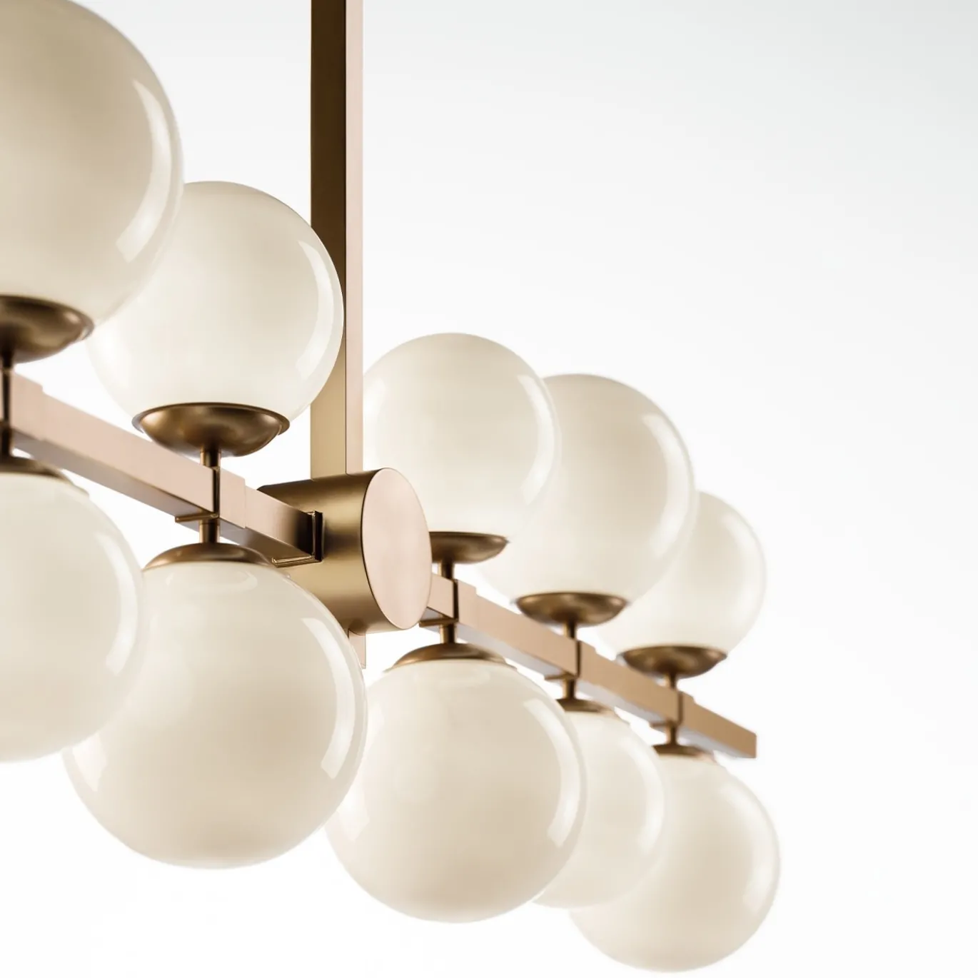 Lampadario In Metallo Finitura Oro Con 12 Sfere Di Vetro Bianco
