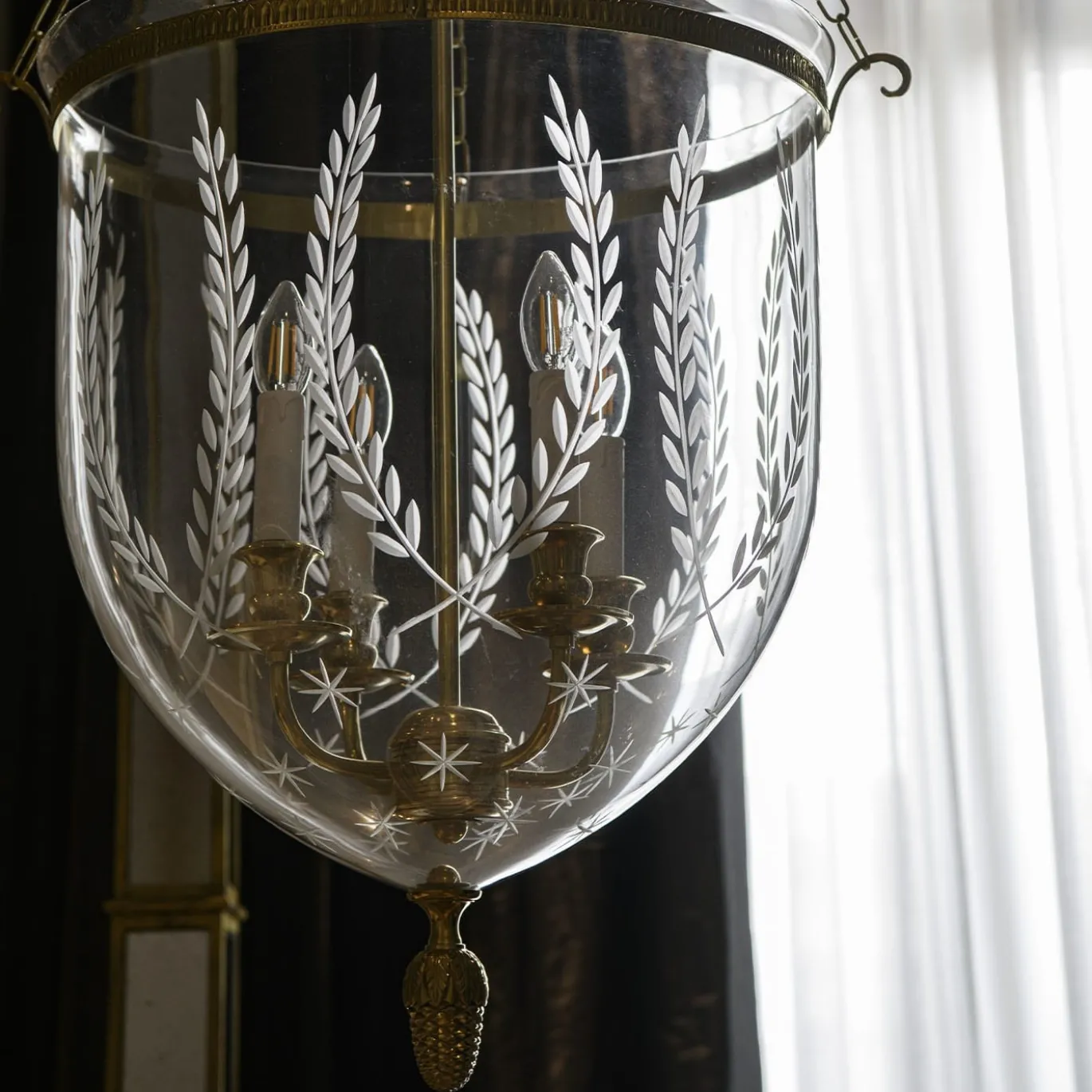 Lampadario in Ottone Classico e Vetro Inciso
