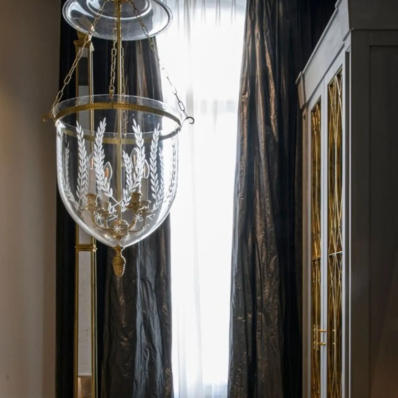 Lampadario in Ottone Classico e Vetro Inciso