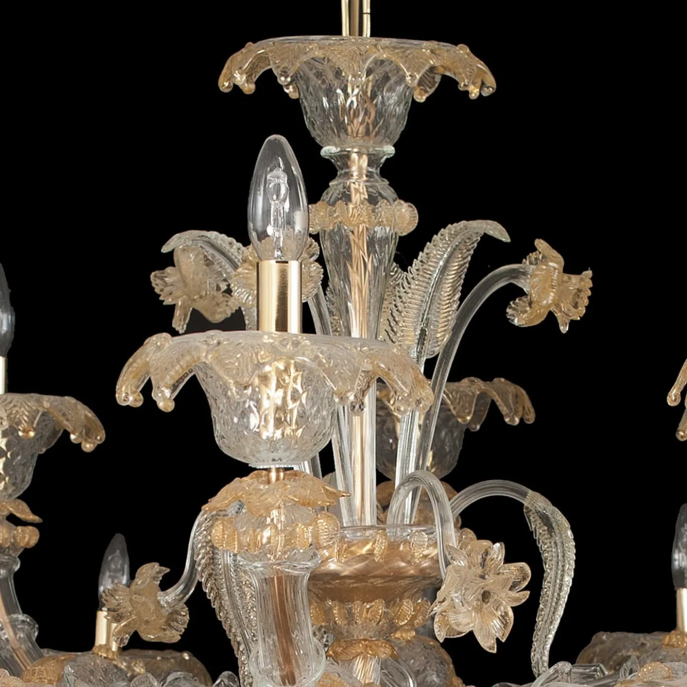 Lampadario in stile Rezzonico in oro e cristallo #1