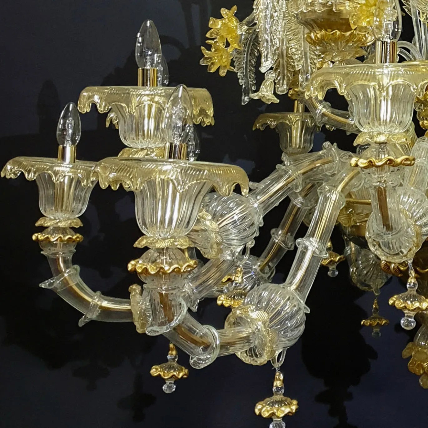 Lampadario in stile Rezzonico in oro e cristallo #3