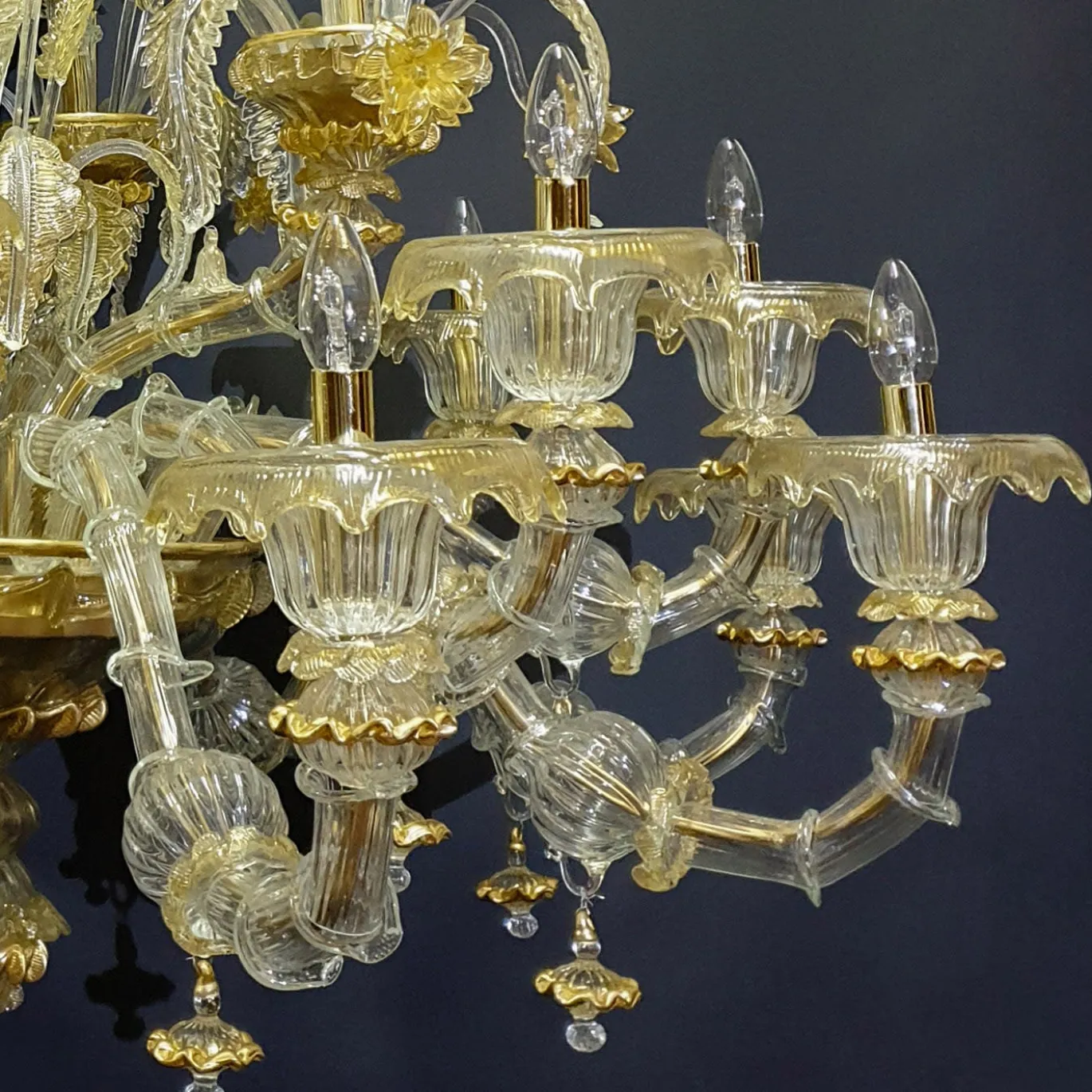 Lampadario in stile Rezzonico in oro e cristallo #3