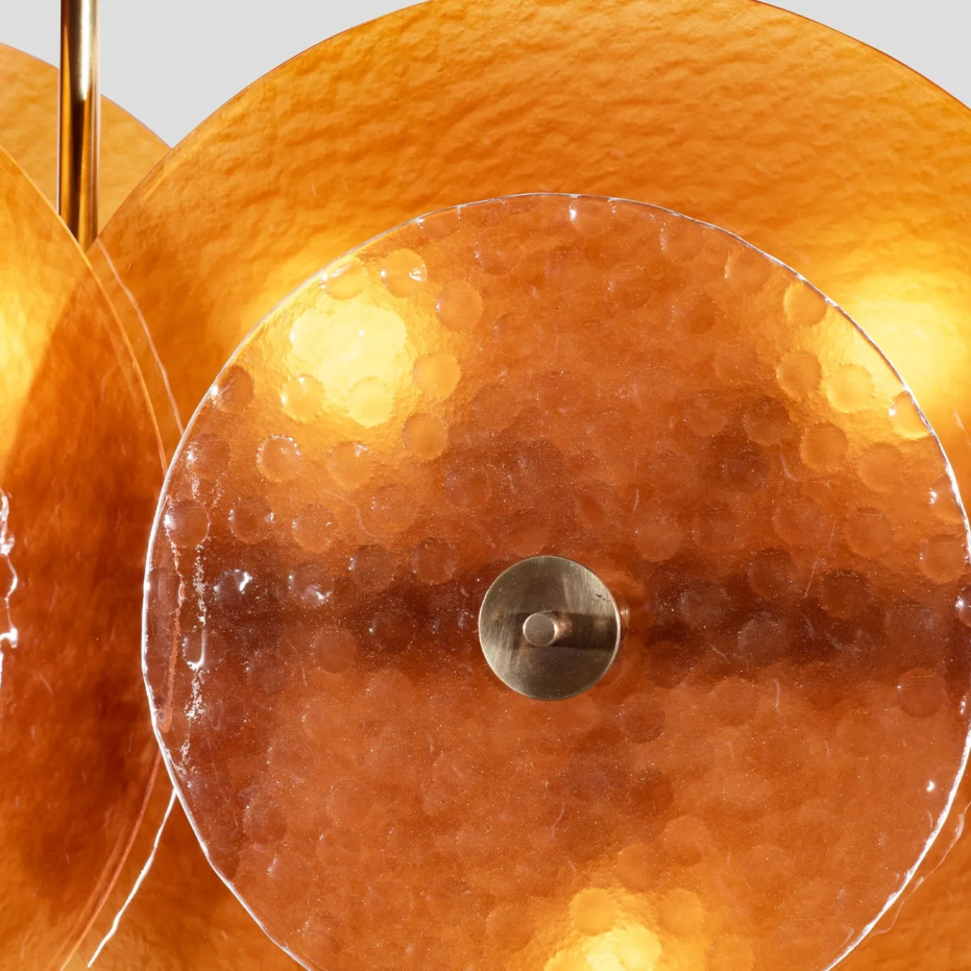 Lampadario in vetro ambra e ottone con quattro dischi