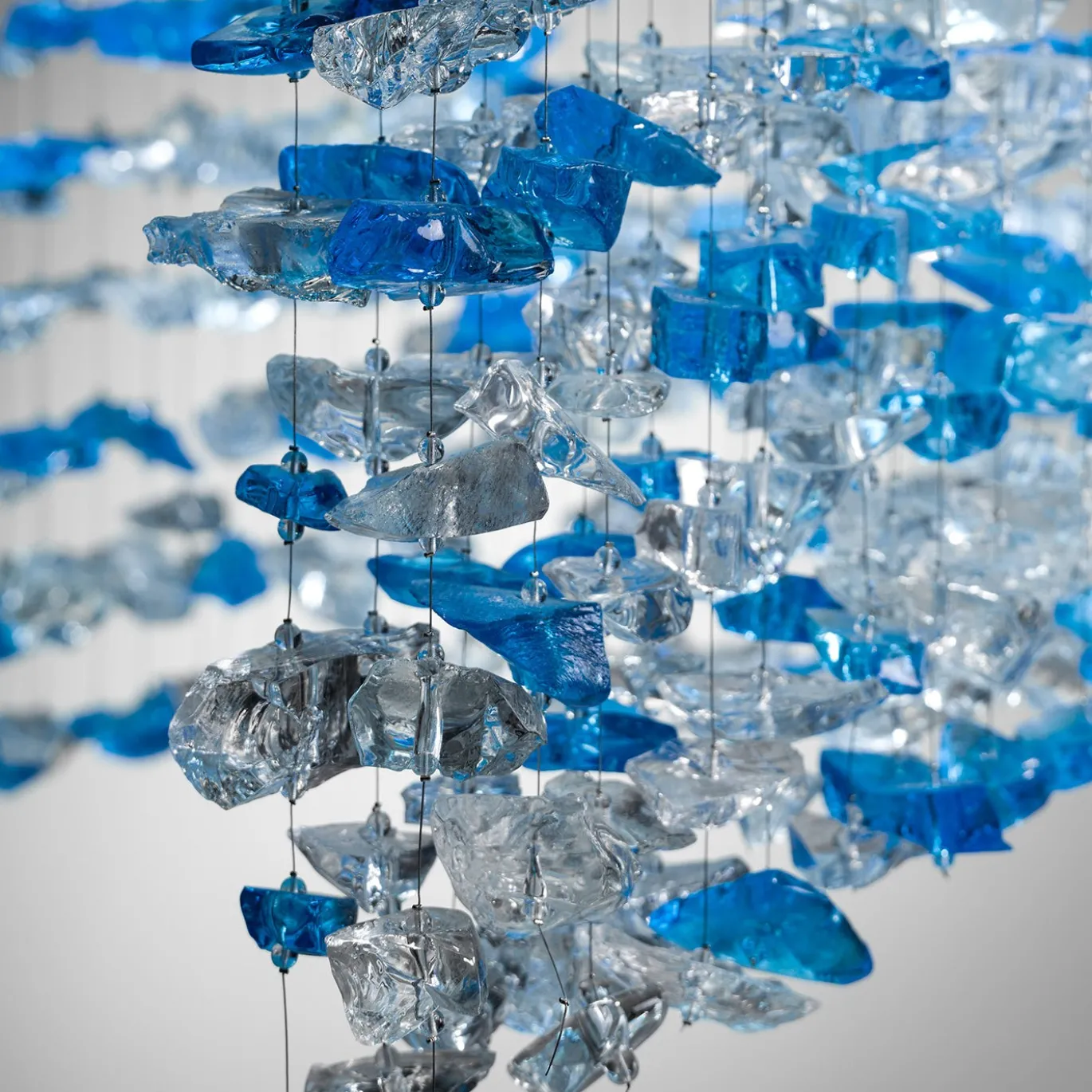 Lampadario in vetro di Murano blu con pietre