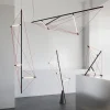 Lampadario orizzontale in metallo con bande elastiche rosse