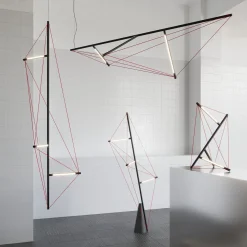 Lampadario orizzontale in metallo con bande elastiche rosse