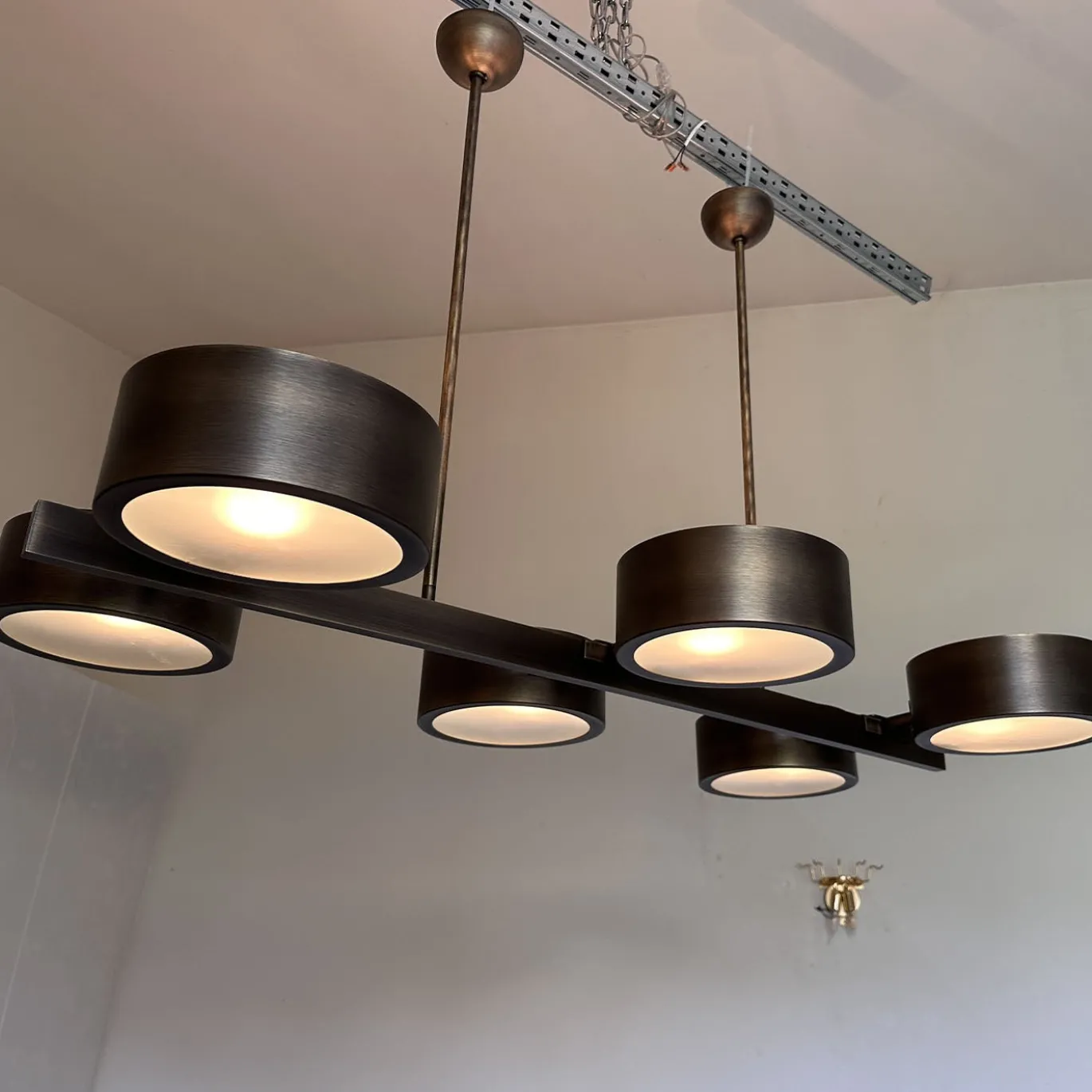 Lampadario rettangolare in bronzo brunito a sei luci