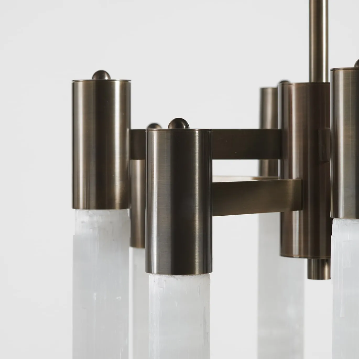 Lampadario Selene in bronzo spazzolato e selenite