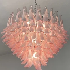 Lampadario Selle con petali di vetro rosa