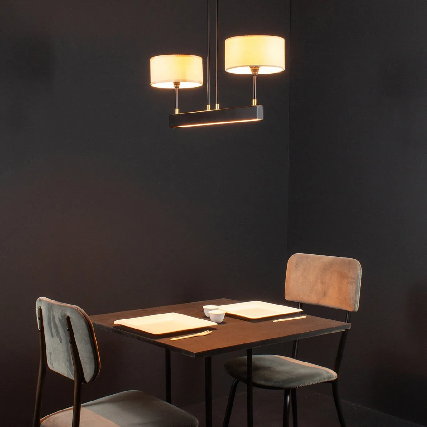 Lampadario Silenzio con doppio paralume in acciaio nero