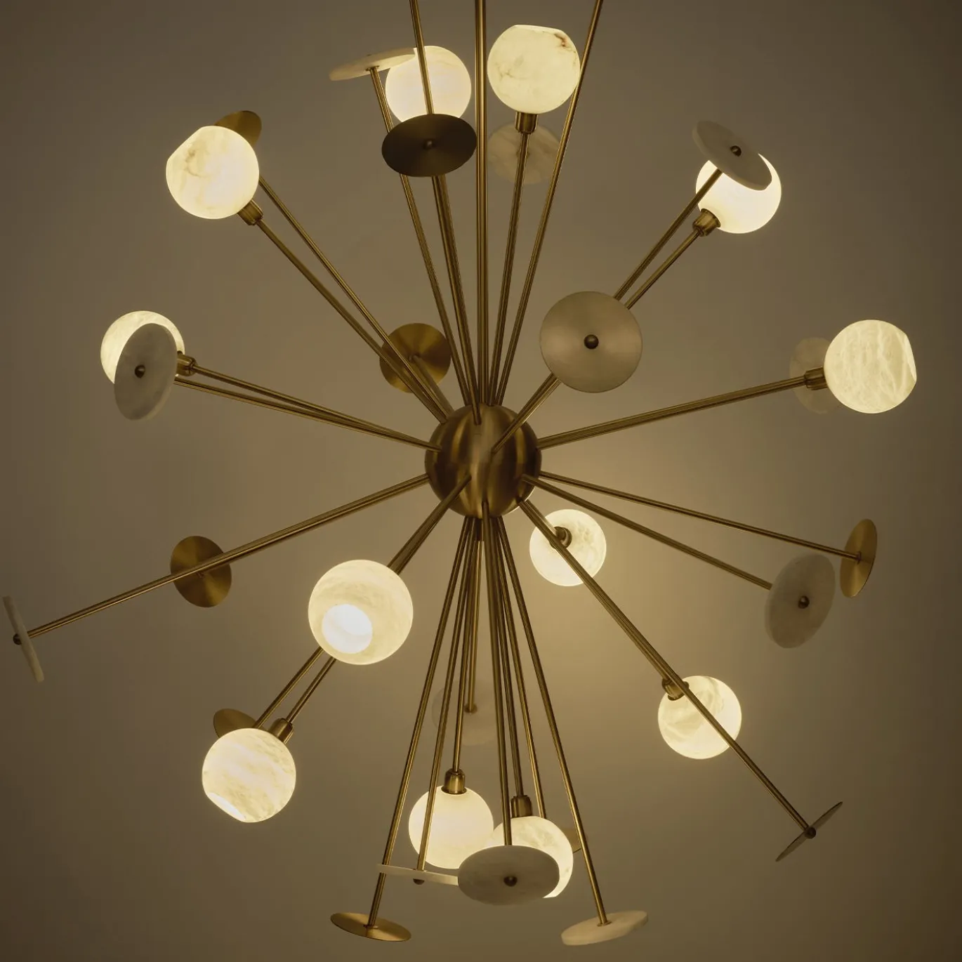 Lampadario Sputnik in Alabastro Bianco e Ottone satinato