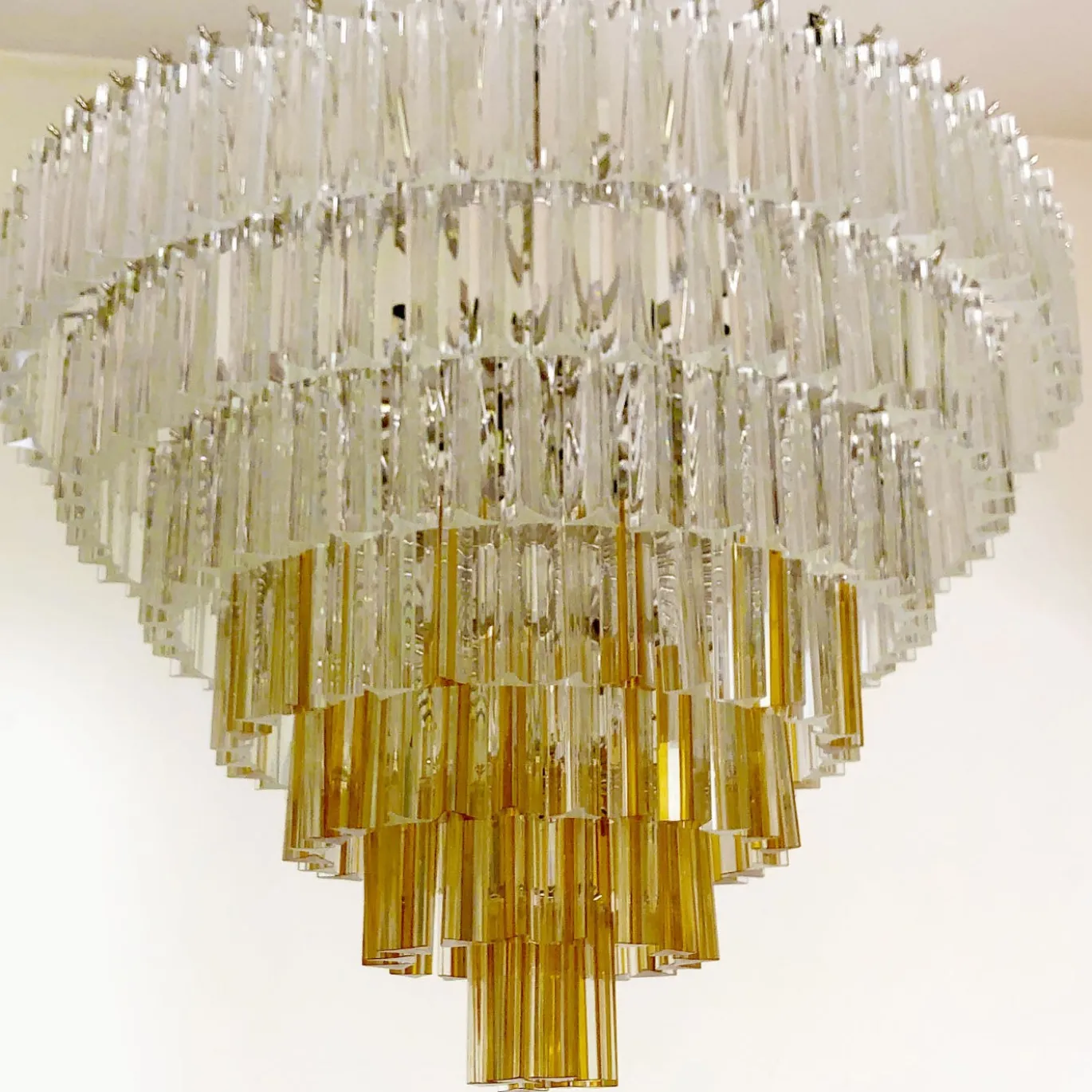 Lampadario Triedro in vetro chiaro e ambra