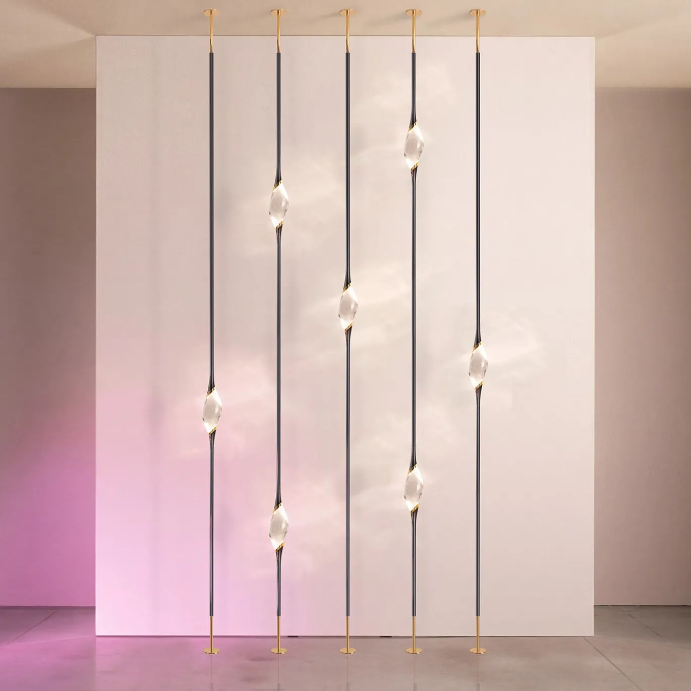 Lampade da pavimento a soffitto Il Pezzo 12 Composizione E in ottone con finitura nera e oro