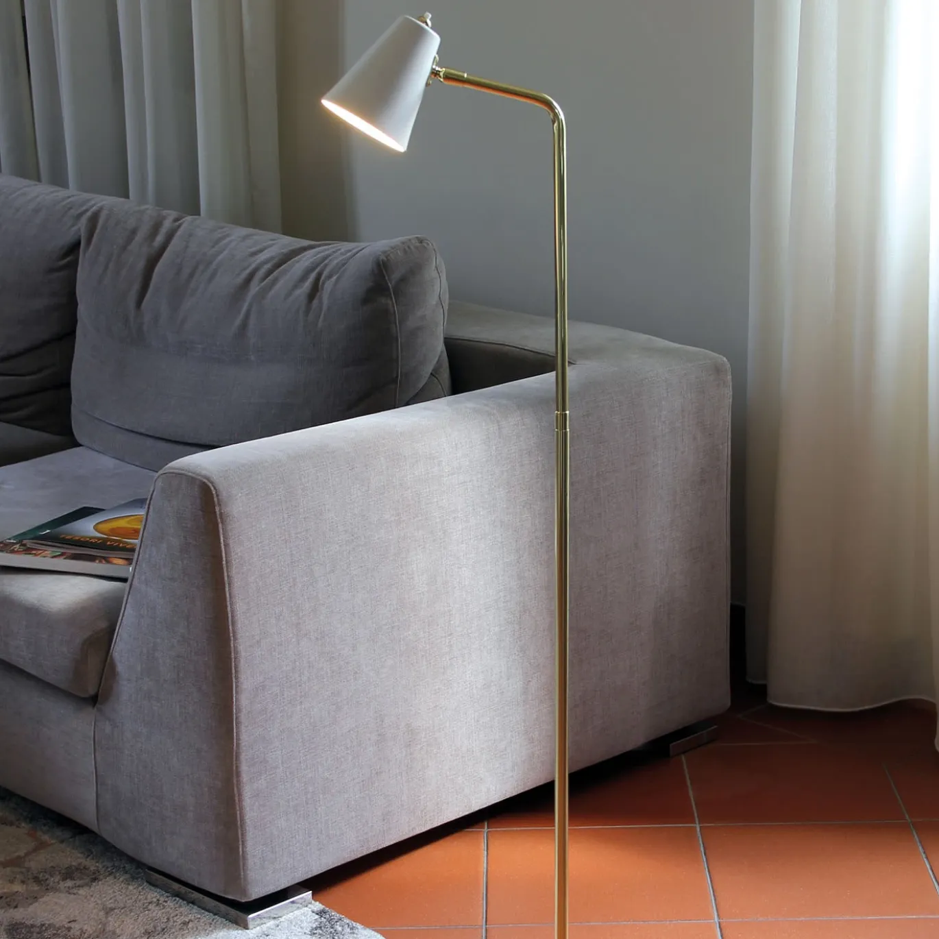 Leggi la lampada da terra L di Stefano Tabarin