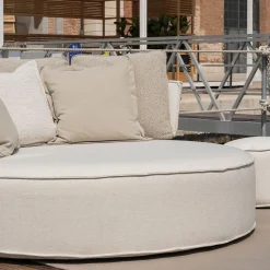 Lettino da esterno Patos rotondo in tessuto beige con cuscini