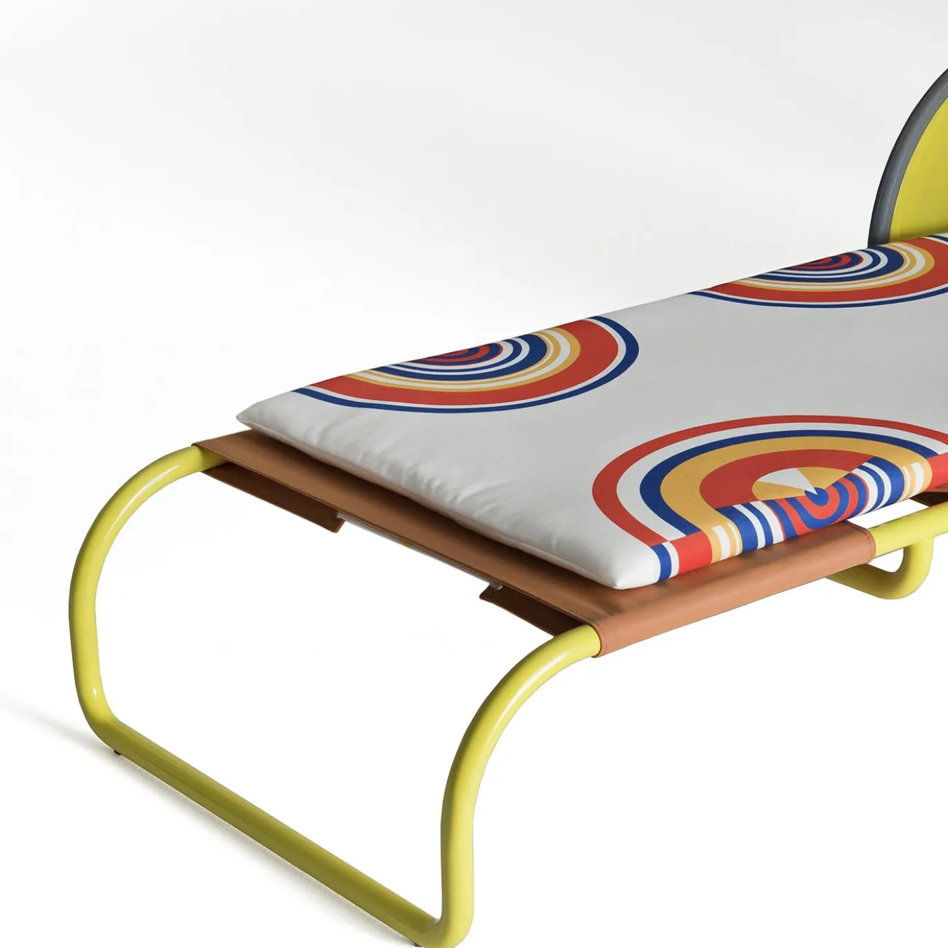 Lettino da sole giallo Locus Solus di Gae Aulenti