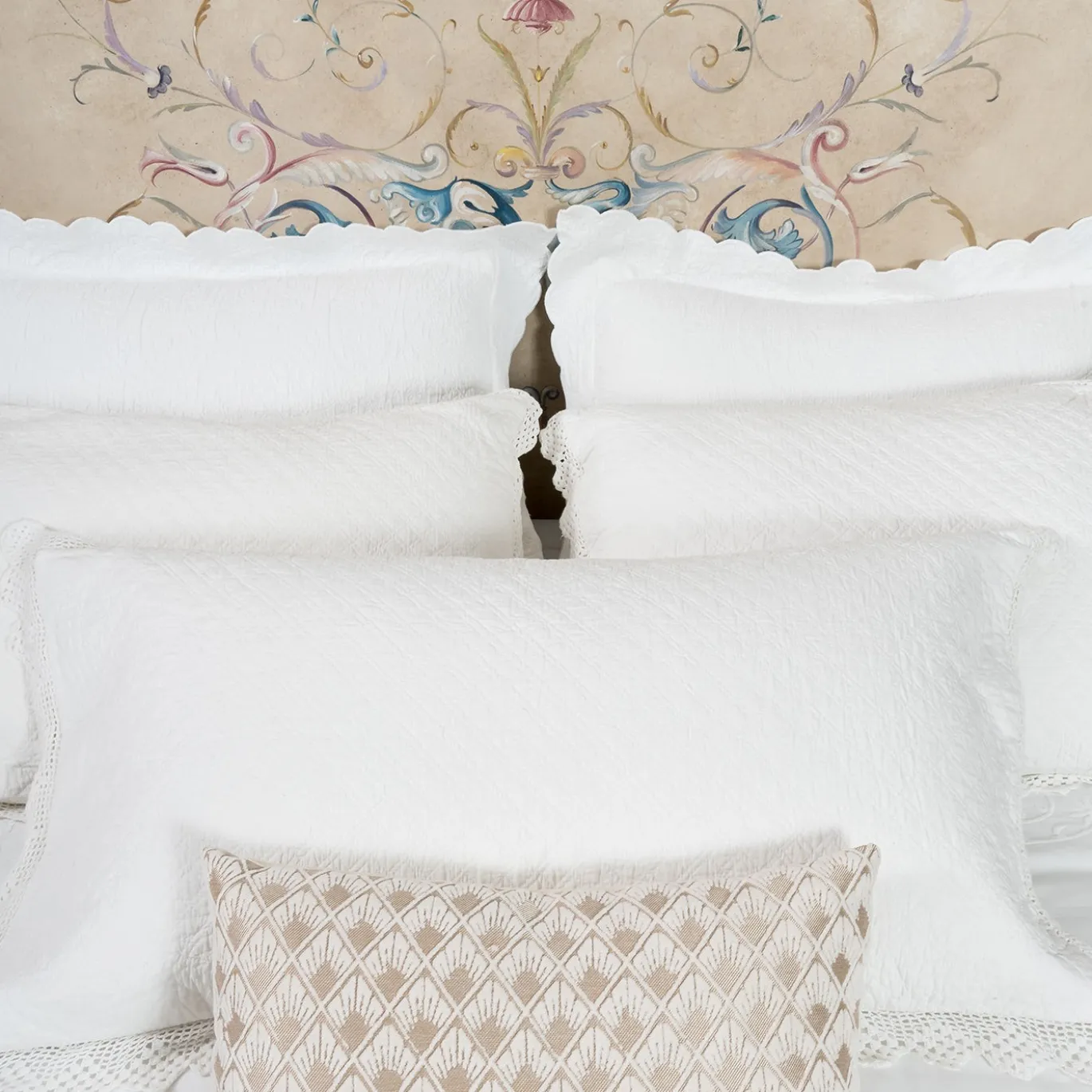 Letto a Baldacchino Modigliani Taupe Chiaro con Accenti Bianchi e Grottesche