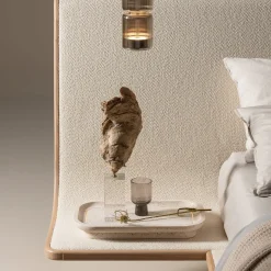 Letto Celeste con vassoi in travertino incorporati
