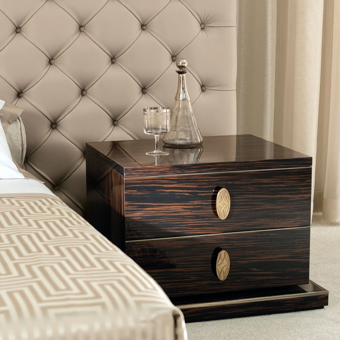 Letto Didone in pelle beige con testiera trapuntata