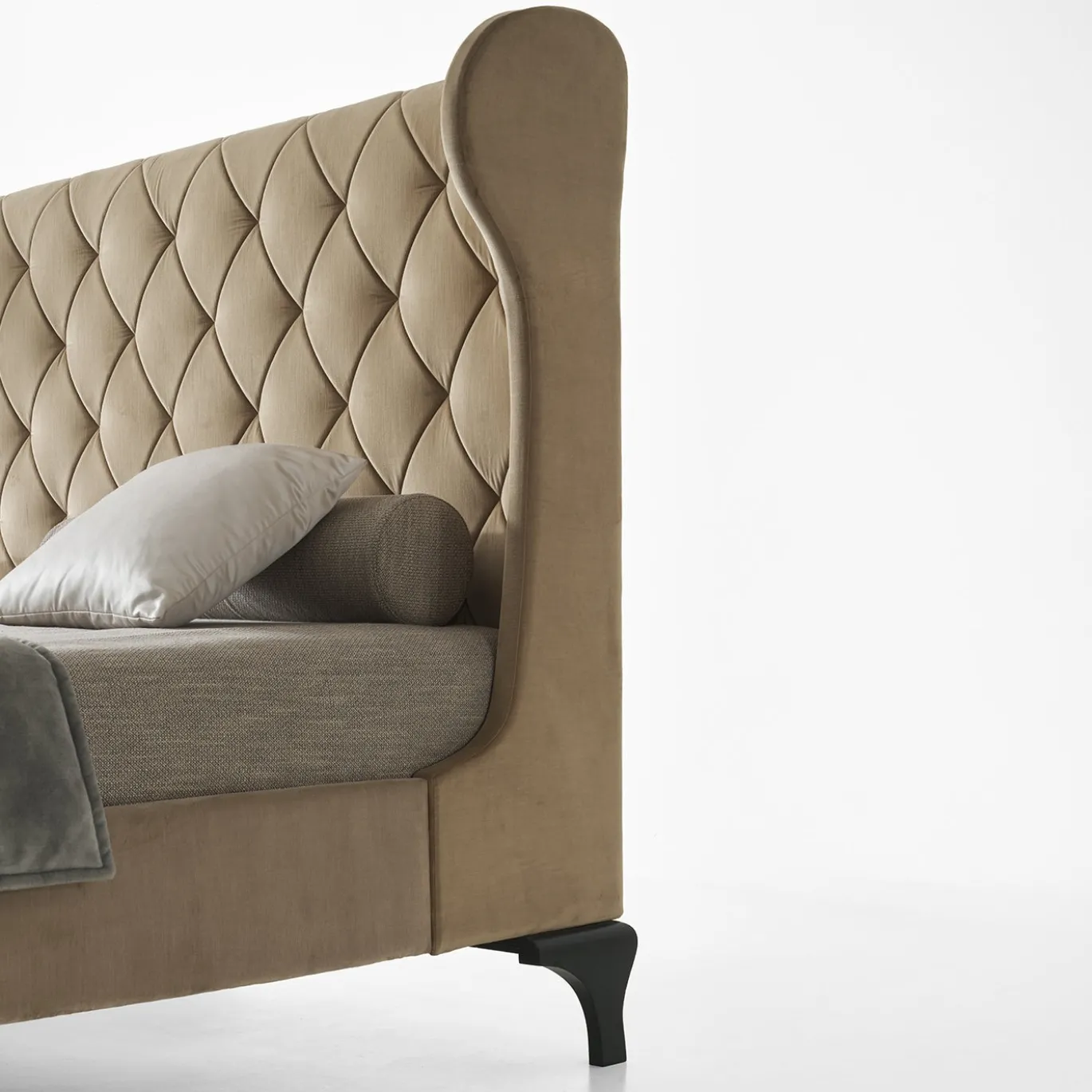 Letto imbottito beige con gambe in legno di faggio