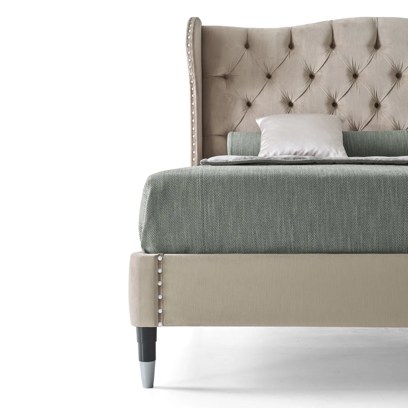 Letto imbottito beige con gambe in legno di faggio e metallo